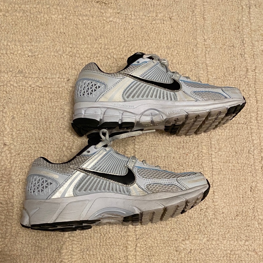 Nike Vomero 5 Silver Mesh Athletic Shoes - Picture 4 of 6